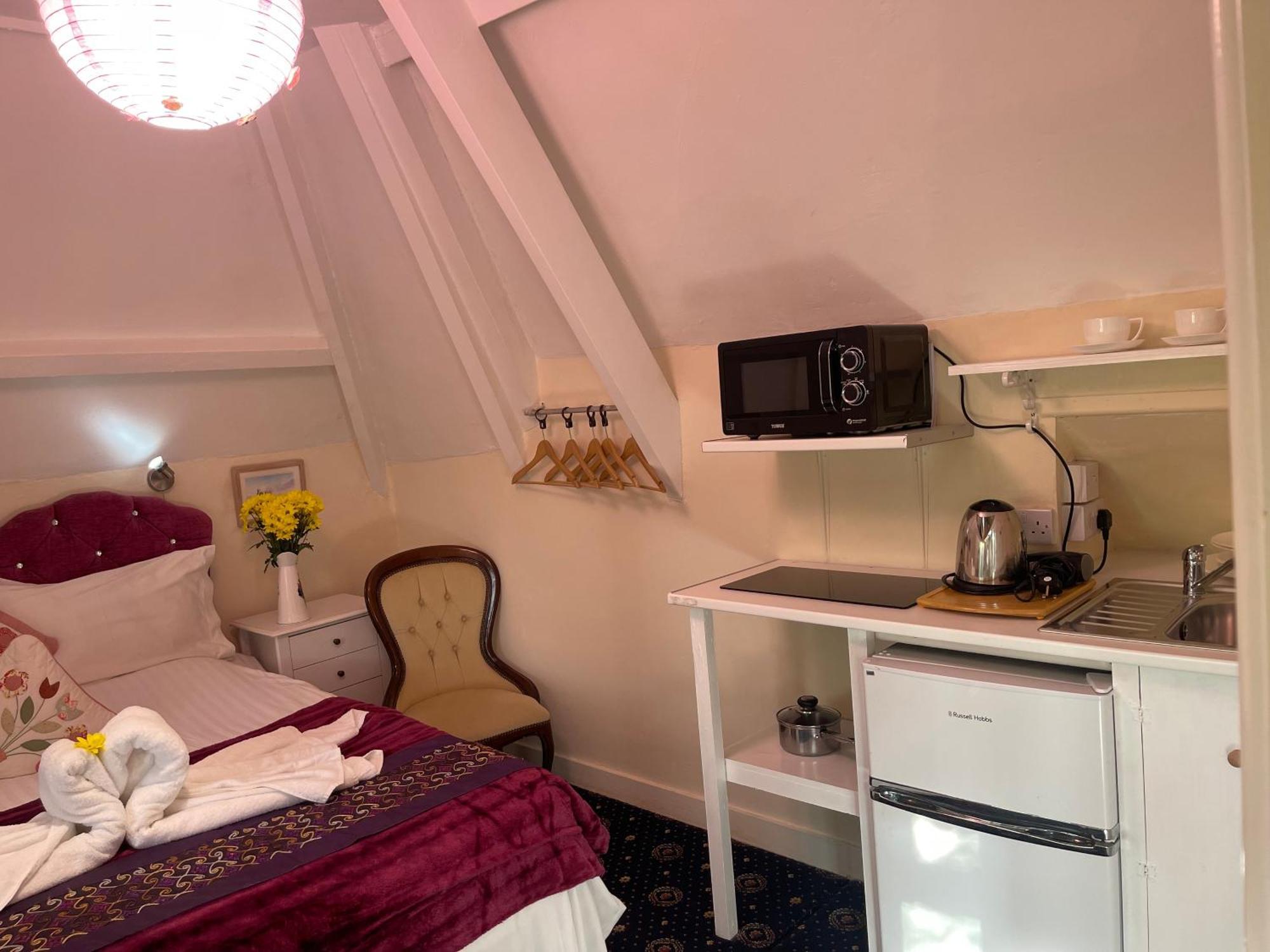 Estoril Bed & Breakfast เพนแซนซ์ ภายนอก รูปภาพ