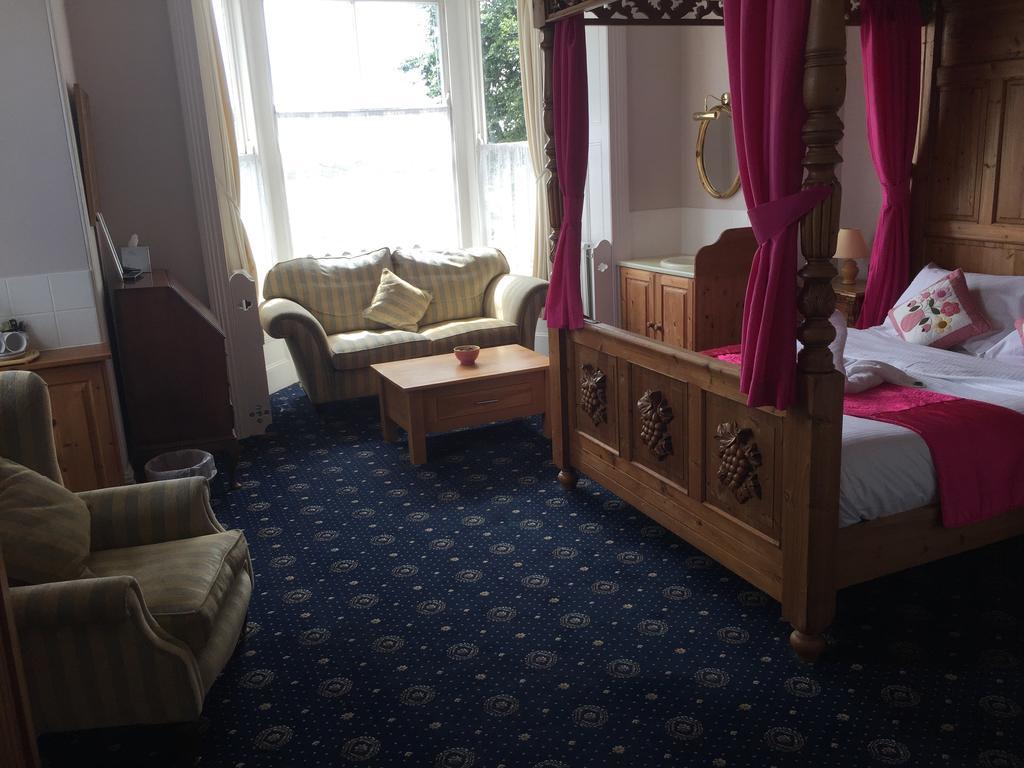Estoril Bed & Breakfast เพนแซนซ์ ภายนอก รูปภาพ